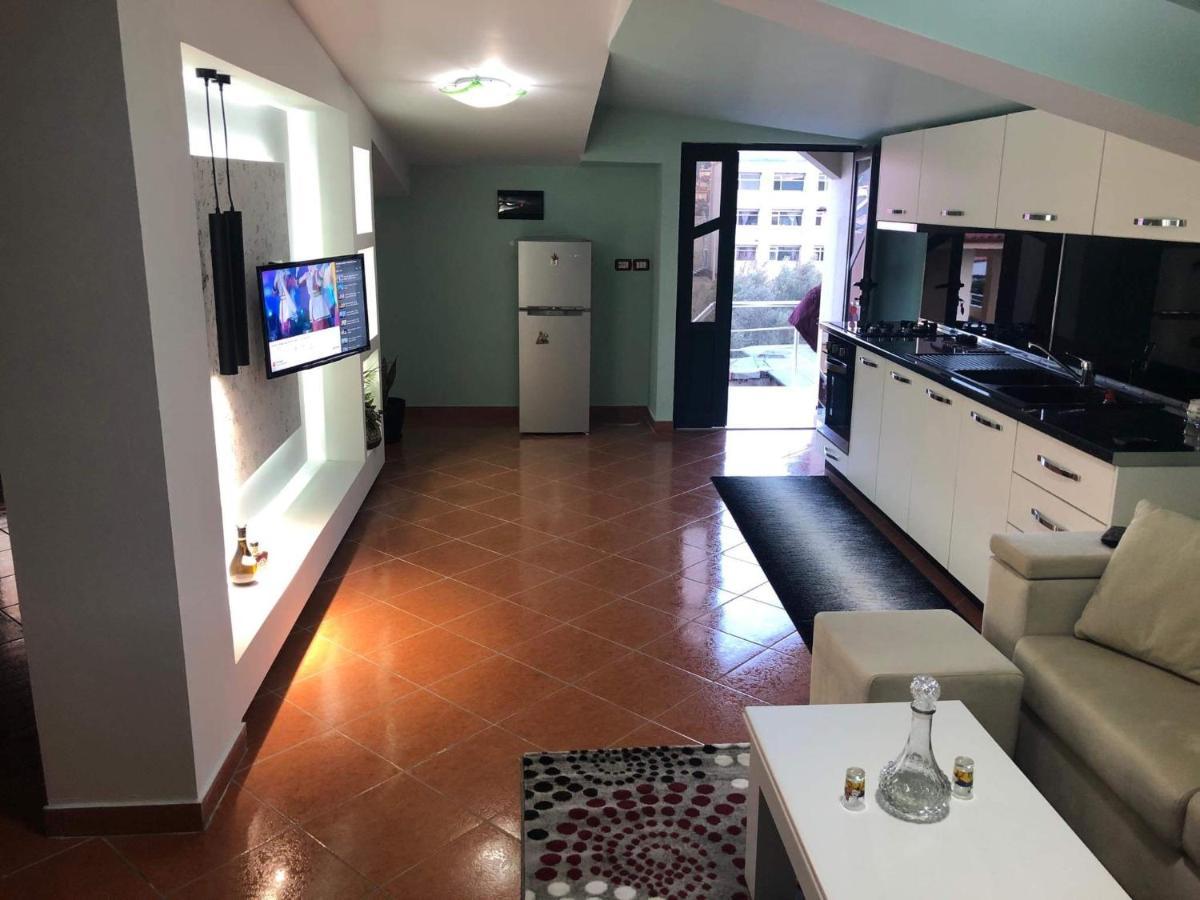 Modern Apartment By Ceni, Elbasan Esterno foto